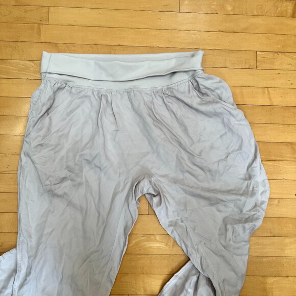 Lululemon Lightweight Crop Pants, Size 6 - Picture 3 of 4